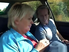 alt oma bekommen genagelt in die auto