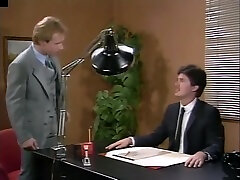 sie wird auf ihrem chefs schreibtisch gefickt - golden age media