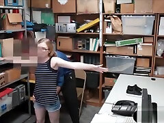 невежественный магазинный воришка получает наказать трахал на cctv