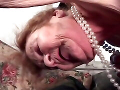 la vecchia puttana davina non ha paura di scopare come un coniglio