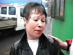 年长的女人安慰的家伙与硬的阴茎