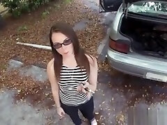 она пришла, чтобы во что бы то ни стало заключить сделку в ломбарде