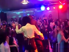 Kinky chicks get completely naakt lopen in het bod and nude at hardcore party
