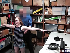 вызывающий магазинный воришка телка наказывается грубым минетом