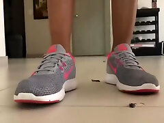 анна хлюпает тараканов под своими кроссовками nike!