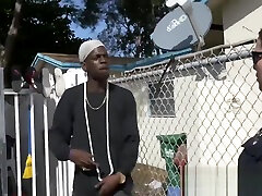 schwarz mit bandana wird schlug von milf police