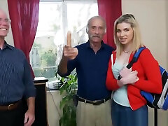 грубый старый пердун имеет ветеран член, который кормит маленькая подросток шлюхи