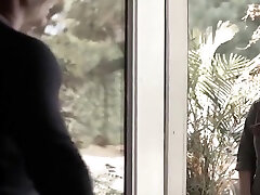 девственница эксплуатируется социальным работником после спасения