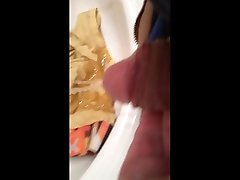 ссыт на грязные желтые трусы