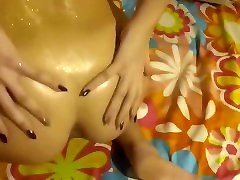 трахает ее сочную задницу, и она заставляет меня кончить на ее киску