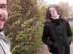тощий уличный пикап знает, как обращаться с ее соседом