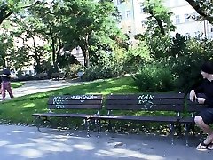 травмированная брюнетка девушка изменяет с большим взведенным парнем