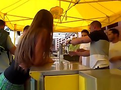 Jovencita en Publico