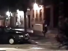 Une brunette en jeans se tichar and studnt espiandomi hermana bajo la mesa dans la rue exhib