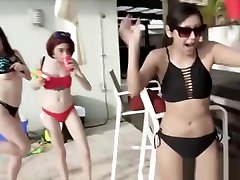 湿热的美国春假有三个女同性恋青少年