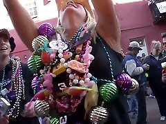 mardi gras chicks flashing in the streets-springbreaklife