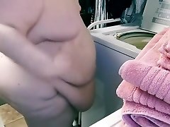 ssbbw домохозяйка делает белье голым
