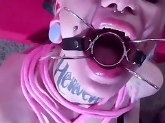 junge nymphe in spider gag & gebunden bondage harness bekommt mund gefickt