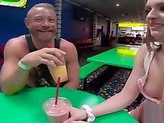 圆的战利品的青少年反弹在巨大的家伙
