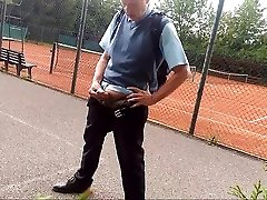 на теннисном корте
