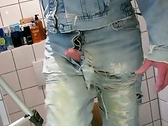 свободной рукой камминг на рваные залатанные грязные джинсы levis 13