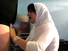 рот женщины в тюрбане разряжен