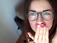 вызывающий брюнетка использует свои пальцы, чтобы доставить себе удовольствие