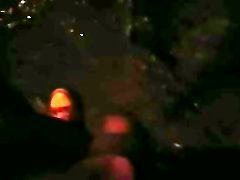 писает на дерево поздно ночью