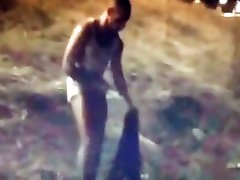 il tipo mostra il cazzo, prende il carico in faccia, si succhia il floor milf da solo