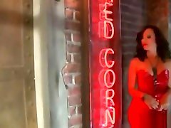红色乳胶衣服妓女吸烟，手淫和撒尿
