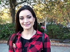 德国童子军-青少年的瓦伦蒂娜谈到街头铸造他妈的