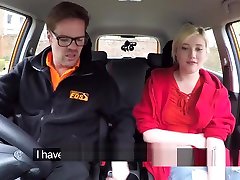 Hairy pussy blonde bangs her orgazm ameteur in car