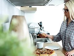 этот парень любит пиццу, но сладкая молодая киска корнелии