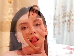 纯粹的内衣胸罩和丁字裤设置拥抱凯莉劳斯的