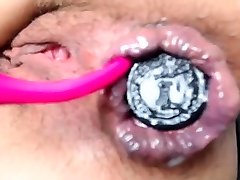 мамаша и ее любовники играют в секс игру рядом с их ххх игрушки