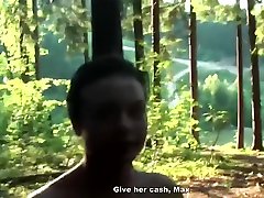 сиськастый брюнетка разработана на минет в лесу