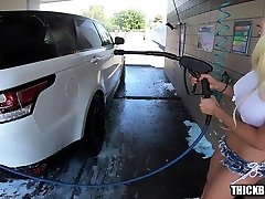 большая задница и сиськи блондинка получает намылился в машине был и трахает счастливчик