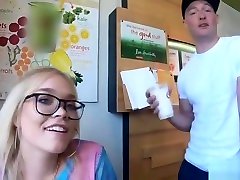 износ смазанный подросток идет вверх и вниз на большой член