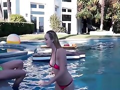 青少年吃猫和获得性交pov风格在poopparty