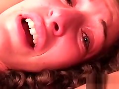 подруга играет со своей пиздой очень нежно
