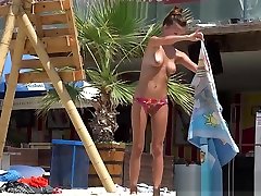 одинокая загорающая девушка