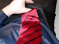 rilassante in pantaloni di nylon lucido camicia di seta e cravatta