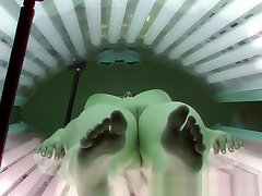 большие сиськи подросток в солярии