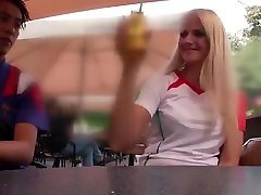 венгерская красотка подобрала в будапеште японских парней