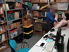 青少年的小偷抓住了安全和性交在他的后面的办公室