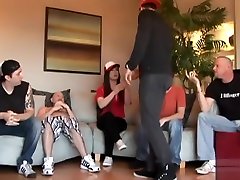похотливые парни трахают девушку пиццу