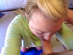 sexy milf gibt ein construction worker ein blowjob und nimmt ein groß gesichtsbehandlung