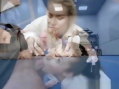 коди показывает девушкам свое мастерство в сексуальных искусствах