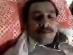 хабиб наваз, пакистанский резидент в эмиратах, практикует тайную привычку