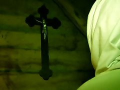 одержимая монахиня мастурбирует свою волосатую киску-сцена из нечестивой земли